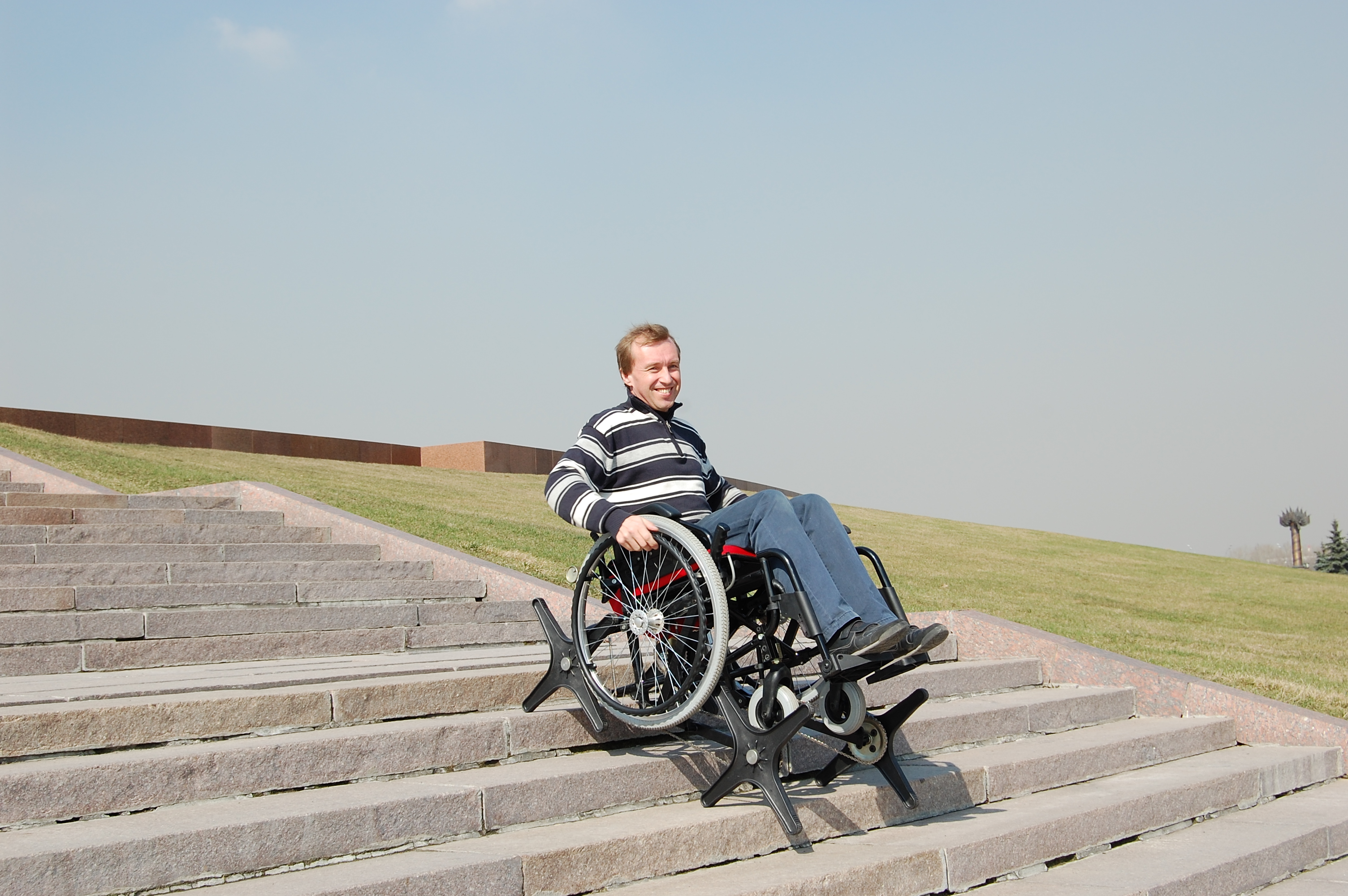 Шагающее кресло. Коляска гради стандарт. Коляска ступенькоход для инвалидов. Ступенькоход шагающий для инвалидов. Шагающая коляска для инвалидов для лестницы.